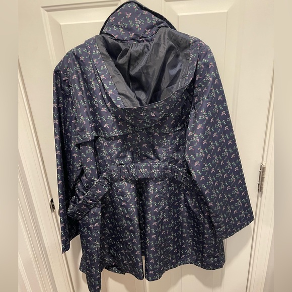 Flower lined Raincoat - Picture 2 of 9